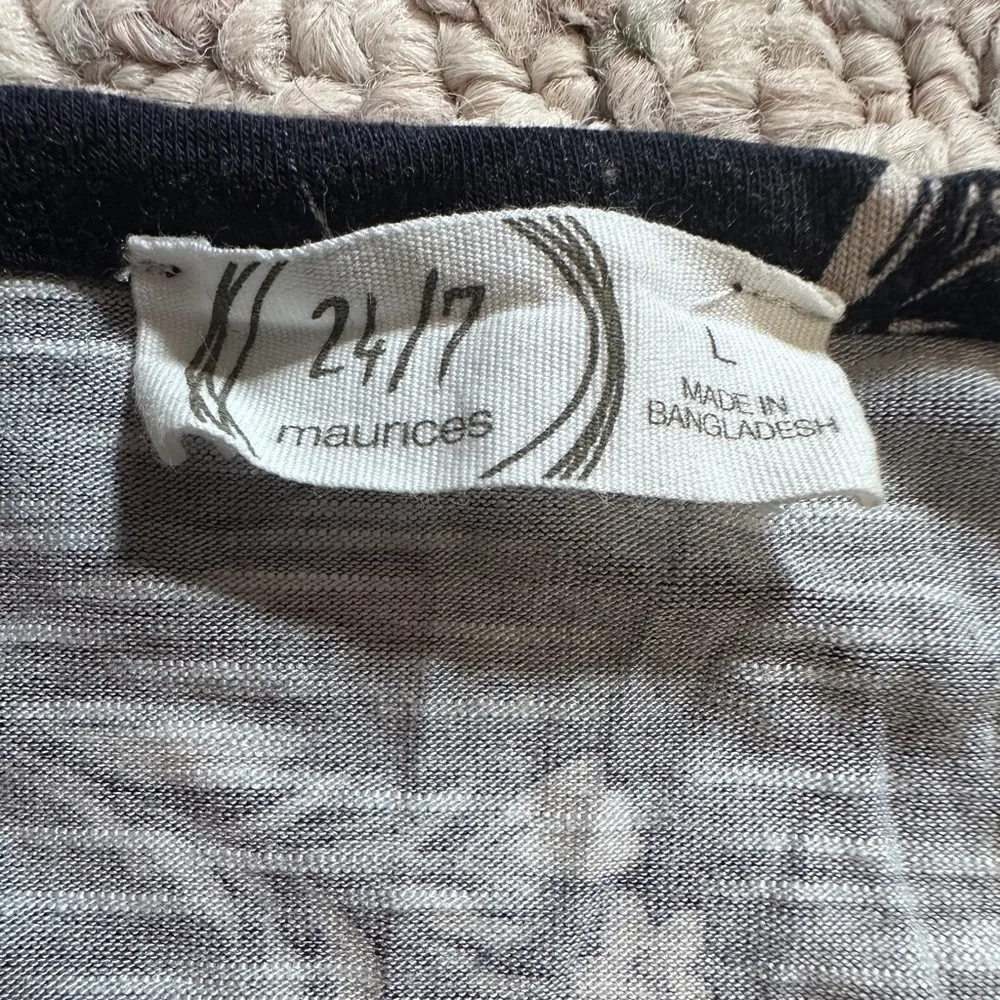 24/7 Maurices Floral Smocked Hem Tee Shirt size large - Image 4