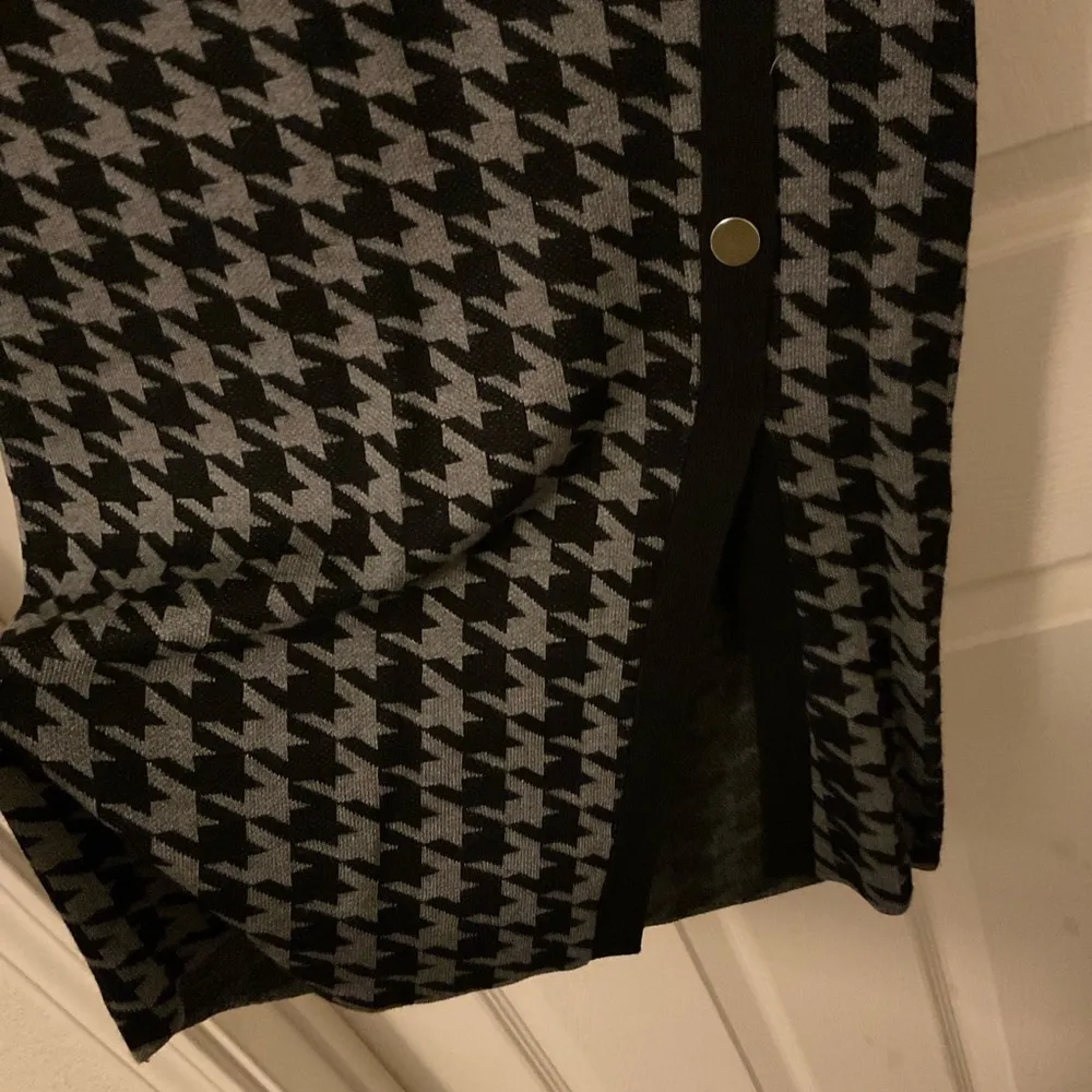 NWT Retrology Gray and black Houndstooth medium - Image 5