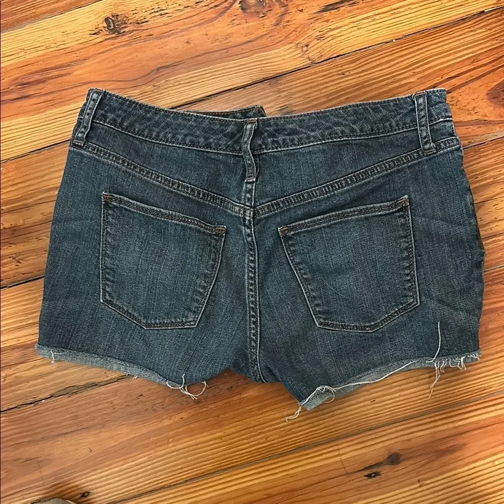 Universal Threads Blue Jean Shorts with Frayed Hem and Raw Edge - Image 3