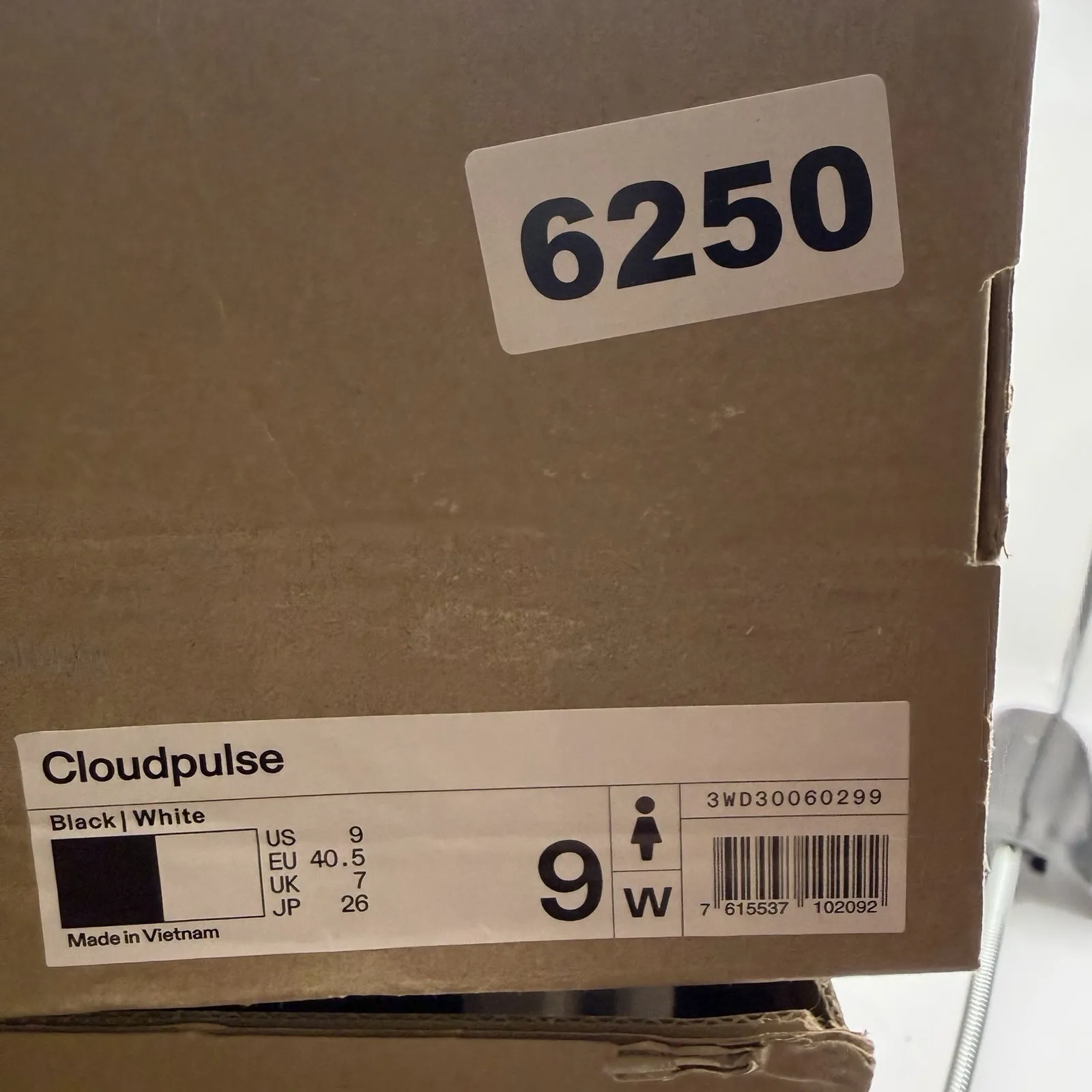 On Women's Cloudpulse Sneakers Size 9 Black and White - Image 10