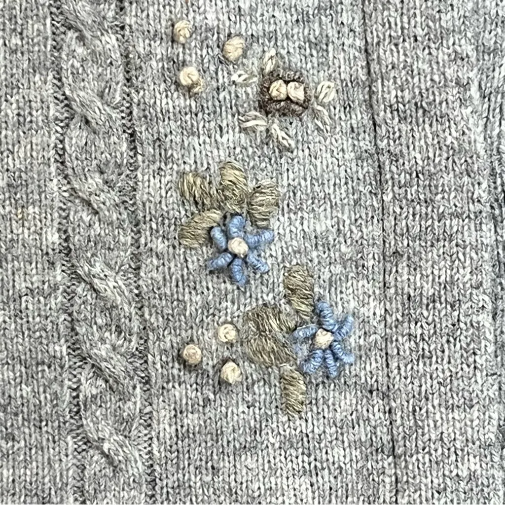 Eddie Bauer Grey Lambs Wool Embroidered Floral Sweater Size Medium - Image 4