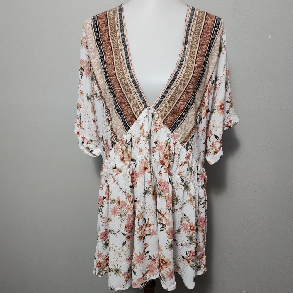 Davi & Dani white muted floral aztec tie vneck babydoll gauze blouse size 2X - Image 3