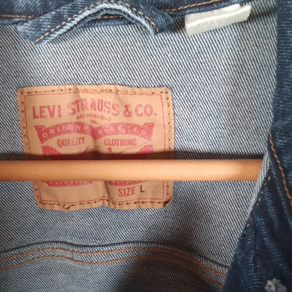 Levi's women  so Trucker denium button down jacket size large - Image 6