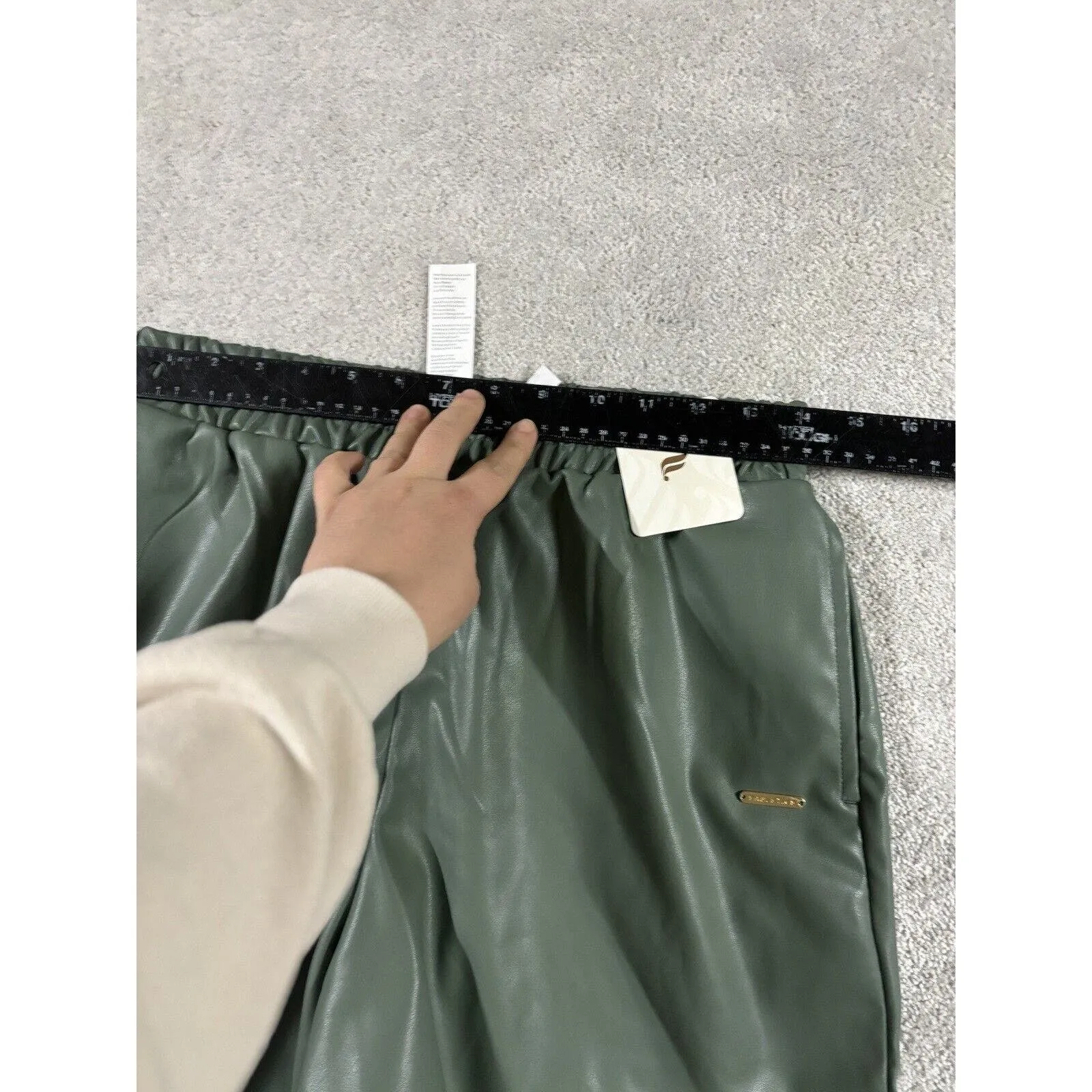 Fabletics Womens Vegan Leather‎ Shorts M Olive - Image 7