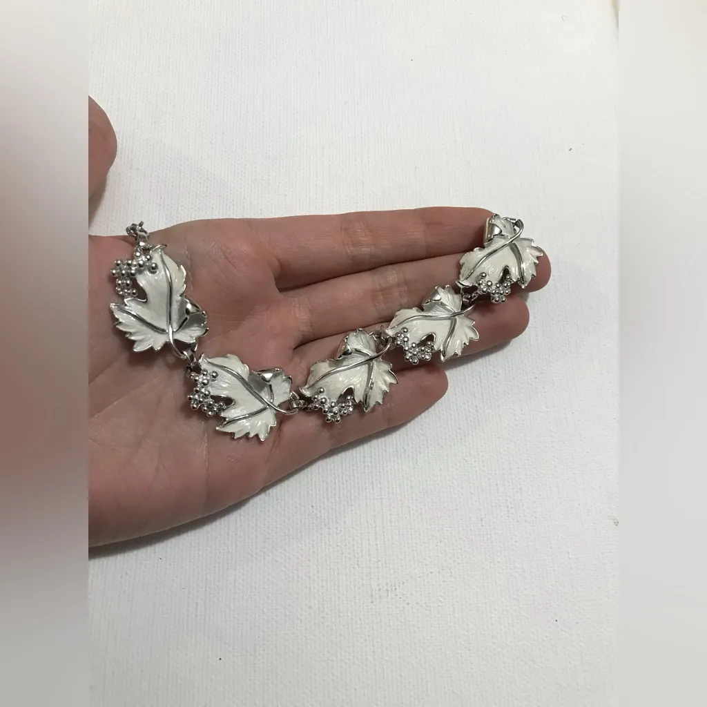 Vintage Sarah Coventry Silver Tone White Enamel Leaf Necklace 17 inches - Image 5