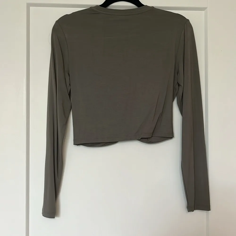 Divided Long Sleeve Cropped Green Twist Top - Image 2