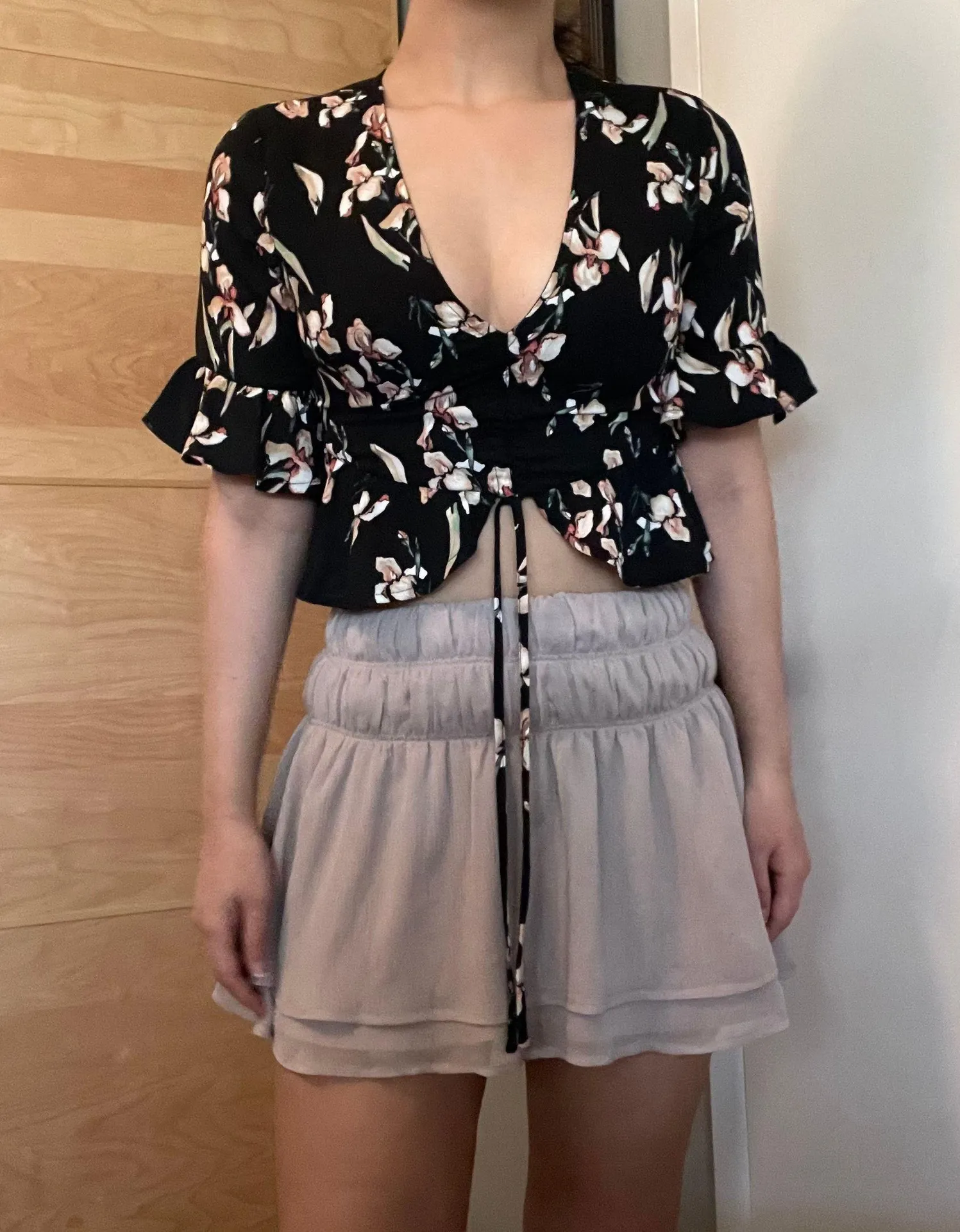 Honey punch black Tie Front ditsy floral v neck crop blouse - Image 3