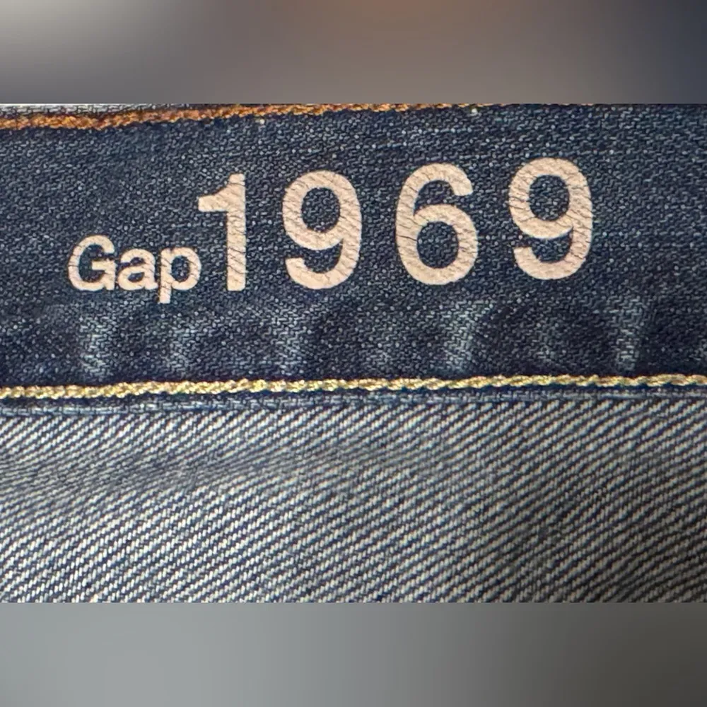 Women’s Gap distressed denim jean shorts - size 30r - Sexy Boyfriend - Image 4