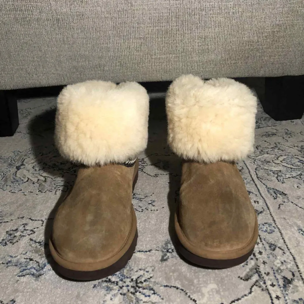 UGG Classic Short Crescent Chestnut - Image 4