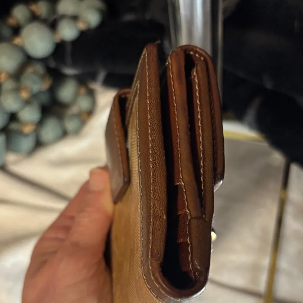 Gucci Brown and Tan Wallet with Gold Accent - Image 10