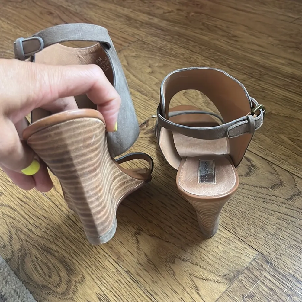 Halogen Clarette Suede Wedge Sandal Taupe Size 8 - Image 9