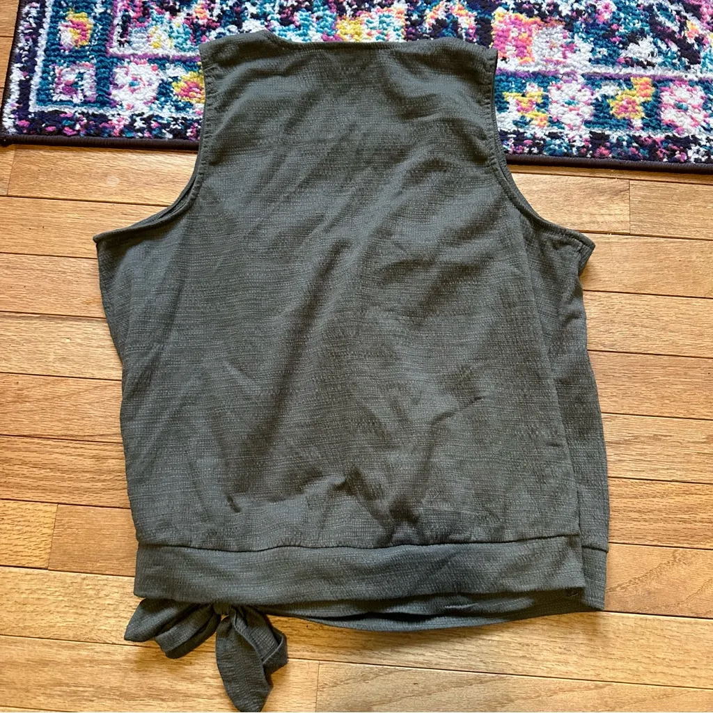 Universal Thread Textured Sleeveless Tie Hem Tank Top V Neck Womens Medium - Image 5