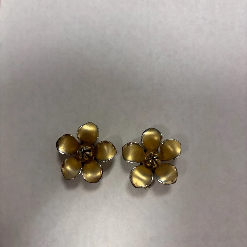 Vintage Dogwood Magnolia Flower Gold Tone Flower Clip On Earrings - Image 5