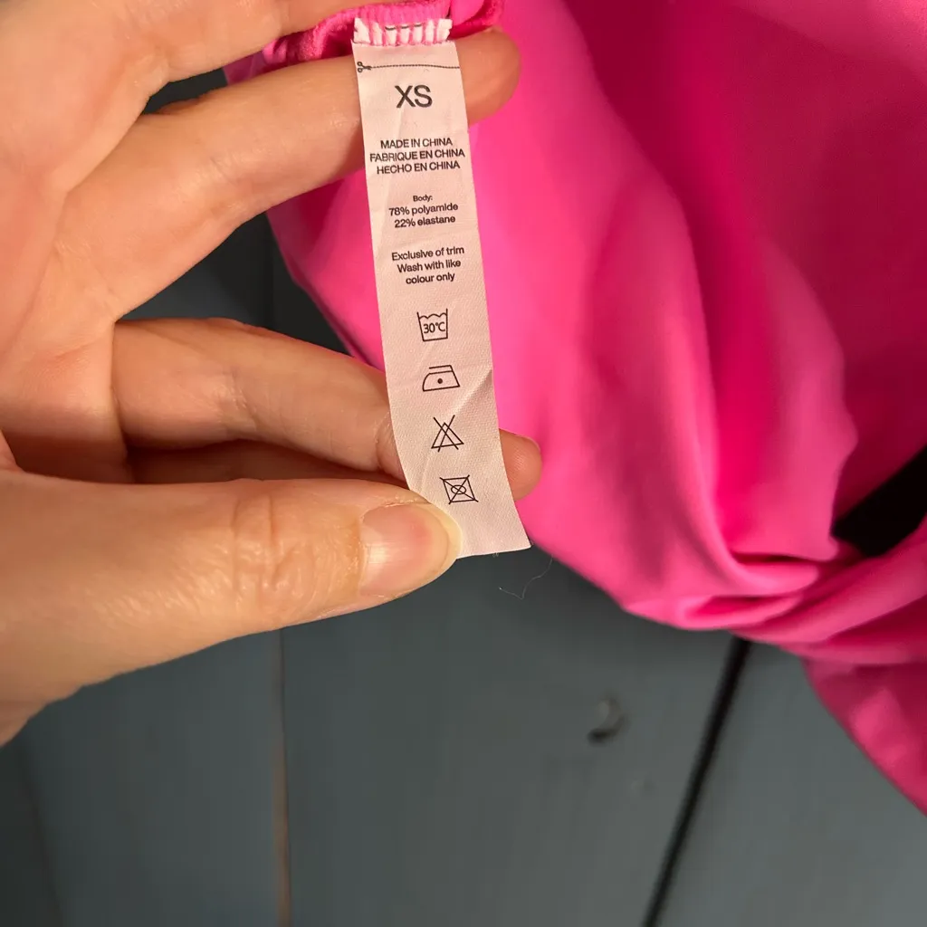 Pink Women's Criss Cross Strappy Sports Bra | Size XS - Image 4