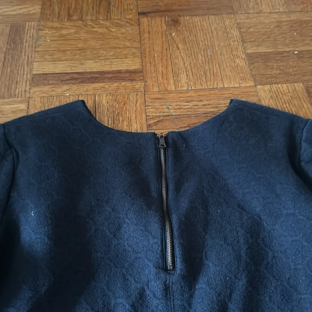 Club Monaco Shift Dress Navy V-Neck Geometric Print Back Zip 3/4 Sleeve size 2 - Image 4