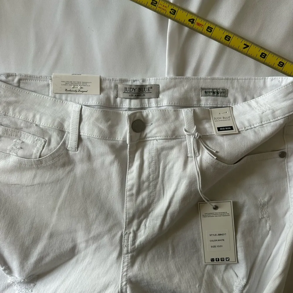 Judy Blue Boyfriend Fit 13/31 Mid Rise White Distressed Denim Jeans NWT - Image 5
