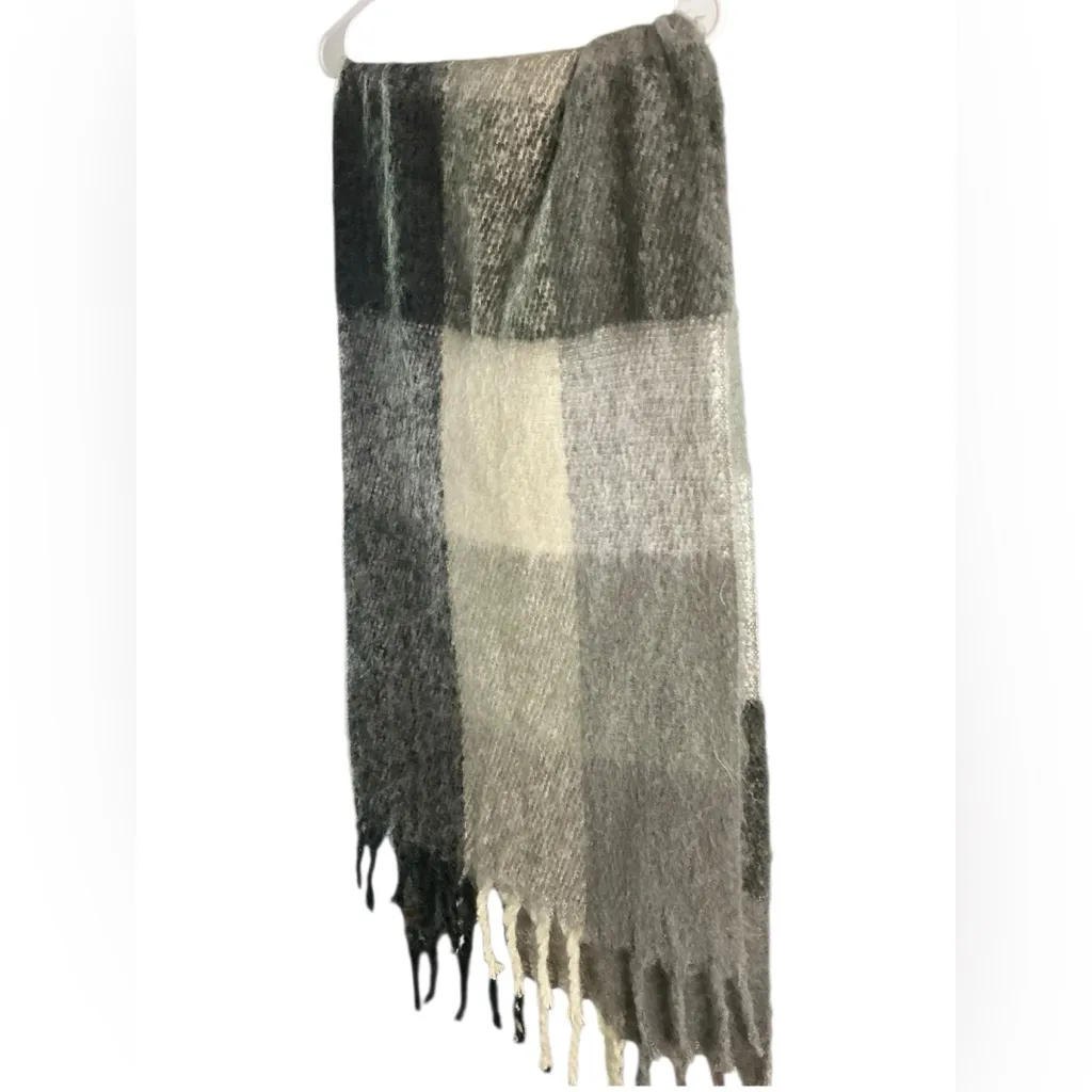 Lucky Brand  Checkered Woolen Throw - Black, Gray, Cream - Image 3