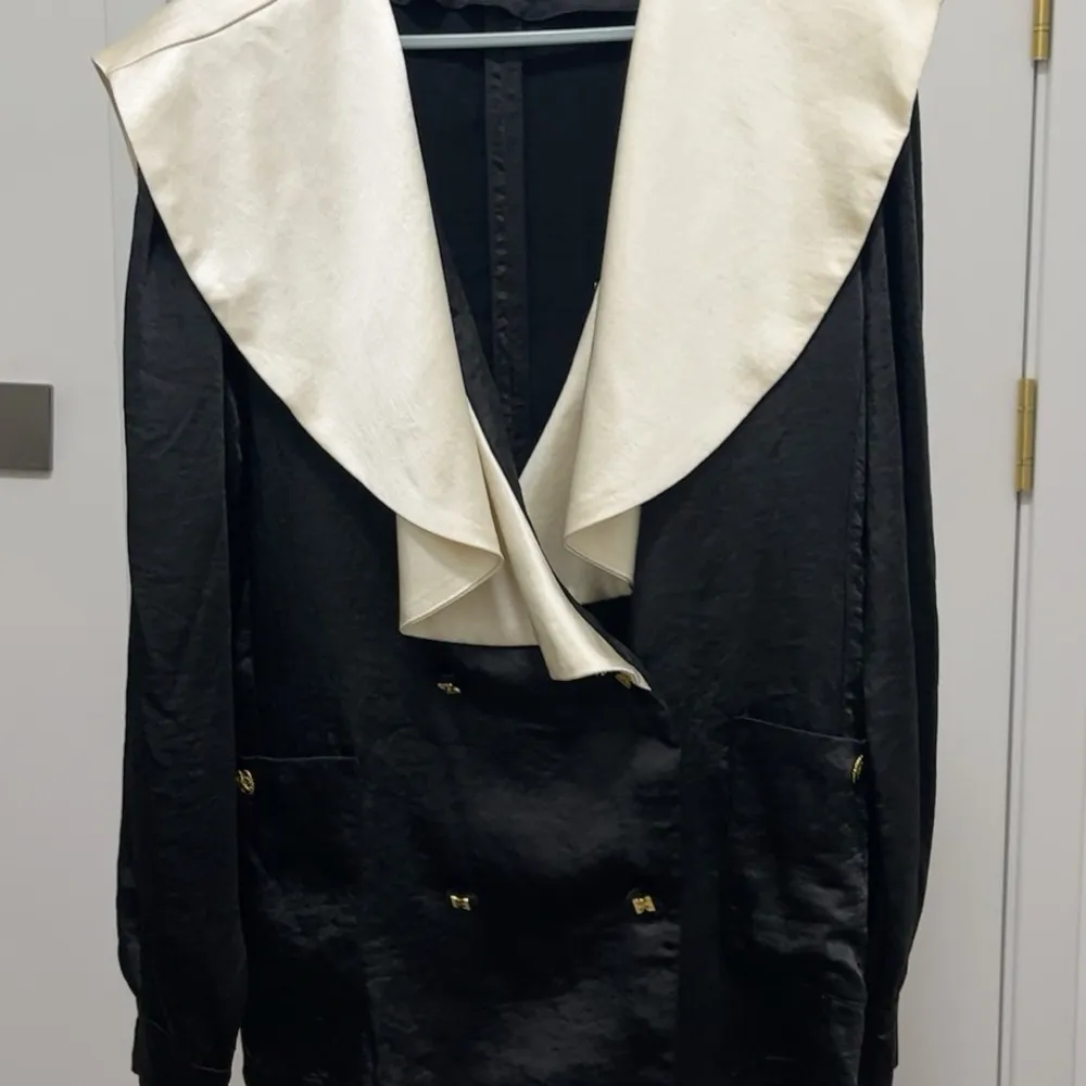Elegant Black and White Women's Jacket - Image 5