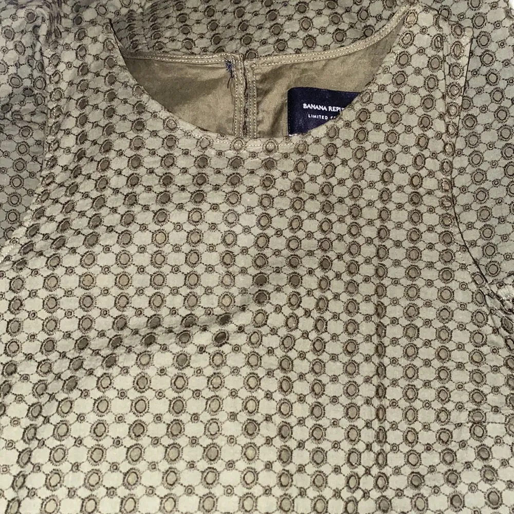 BANANA REPUBLIC M LIMITED EDITION FLUTTER-SLEEVE EYELET DRESS OLIVE GREEN - Image 2