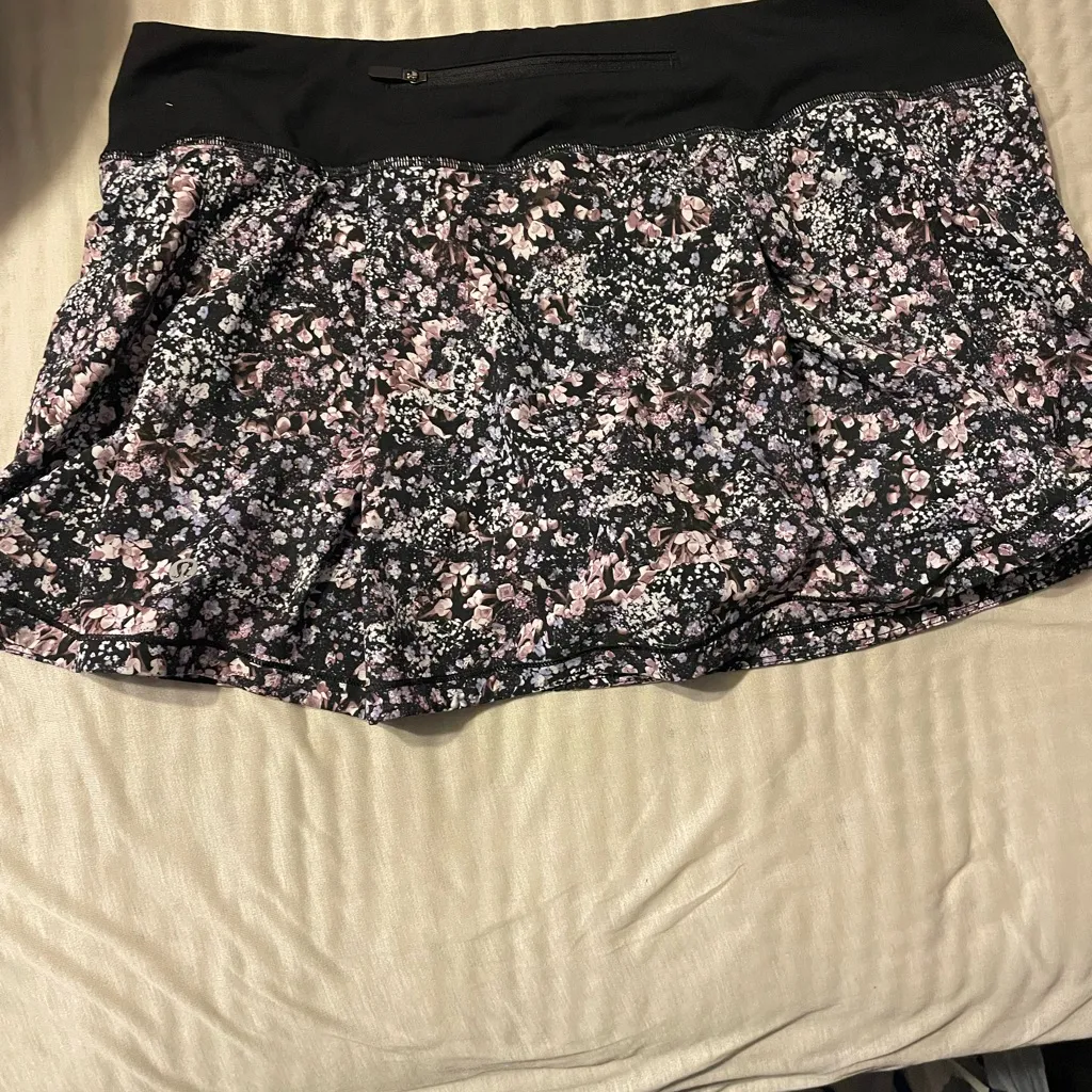 Lululemon Athletica Black and Pink Floral Pace Rival Skirt Skort size 10 - Image 3