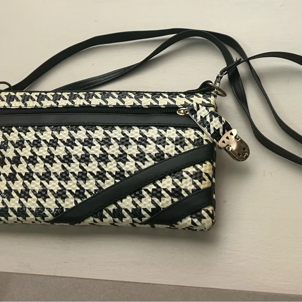 Bag Chic Houndstooth Crossbody Bag in Black and Cream By Jingpin
NEW! - Image 2