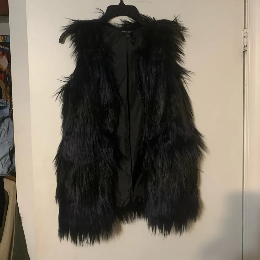 ⭐️Romeo & Juliet Black & Blue Faux Fur Vest S - Image 3