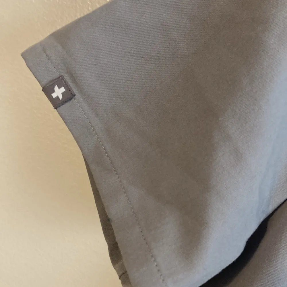 Figs Technical Collection Women’s Size Medium One Pocket Scrub Top Gray Color - Image 5