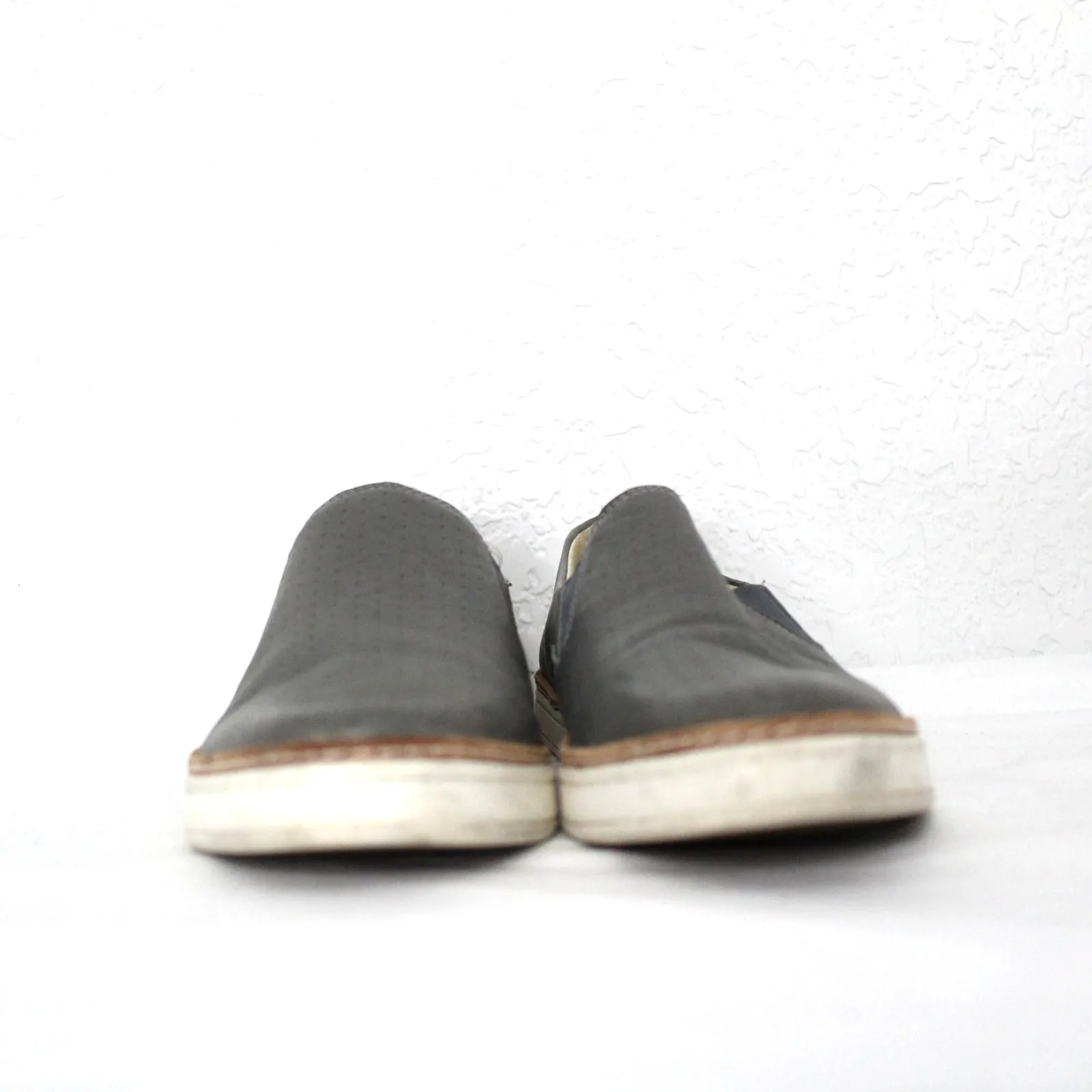 UGG Keile Perforated Leather Slip On Loafer Size 9.5 Preloved Preppy Gray - Image 2