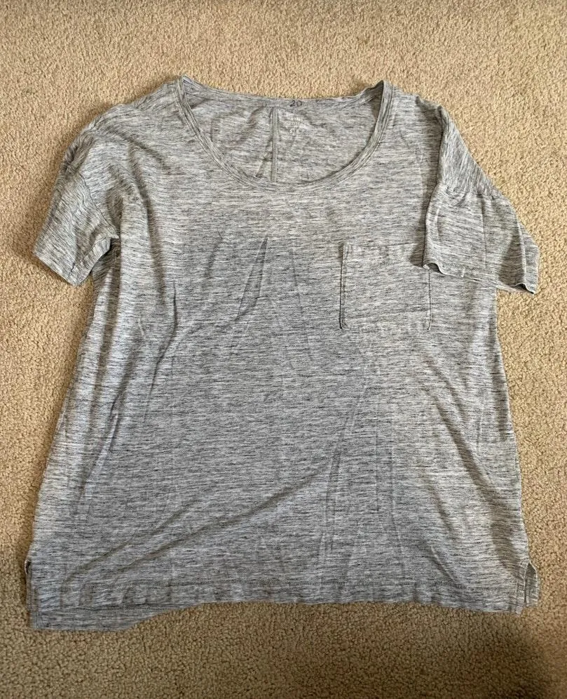 Old Navy T-Shirt - Image 2
