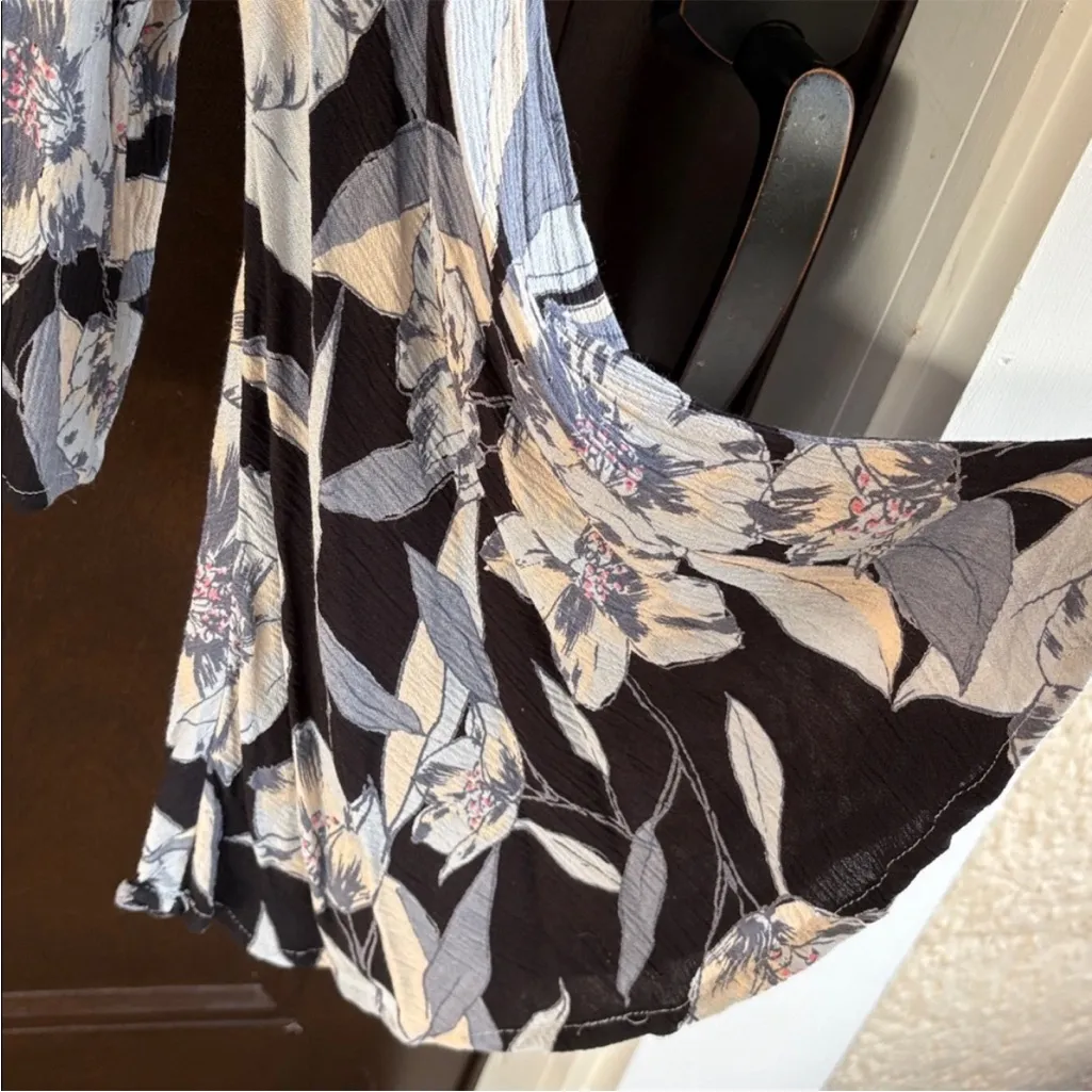 Like New Billabong Pretty Daylight Flared
Sleeve Black Floral Top Large - Image 5