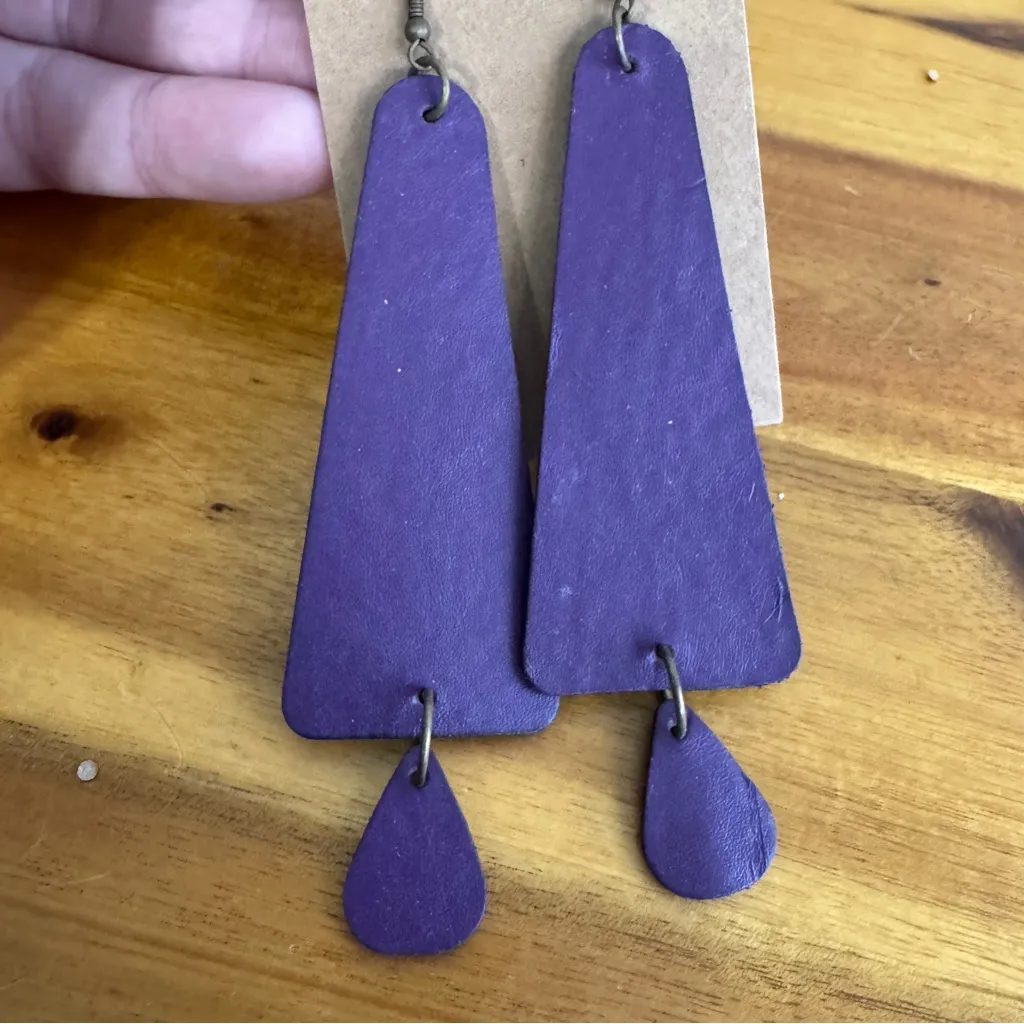 Plunder purple faux leather pierced dangle earrings - Image 2