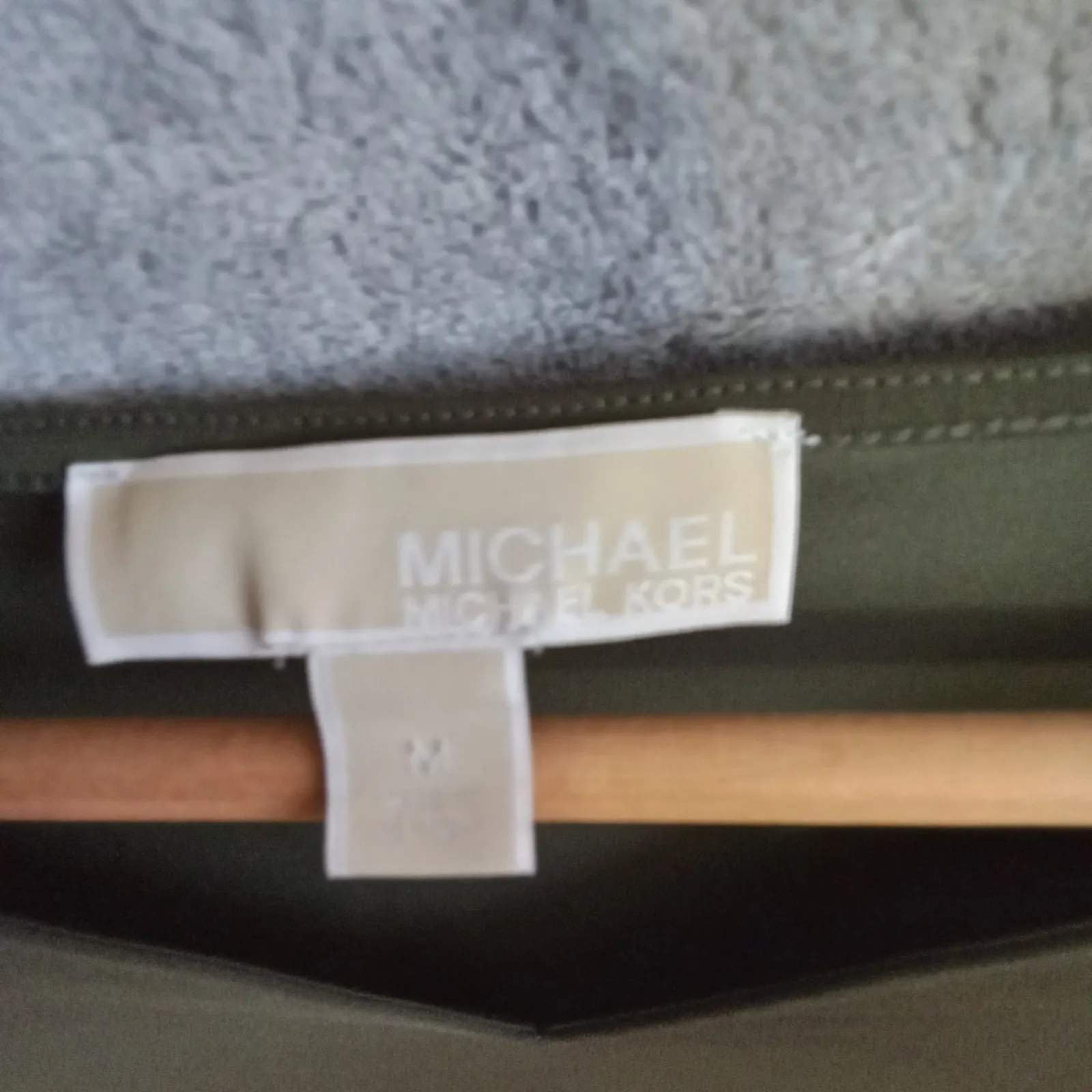 MICHAEL KORS Olive Green V Neck 3/4 Sleeve Top with Gold Bar Detail‎ Size M - Image 4