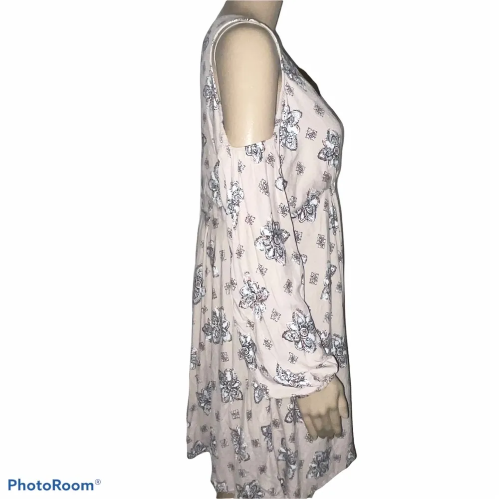 Sadie and Sage  floral cold shoulder dress - Image 4