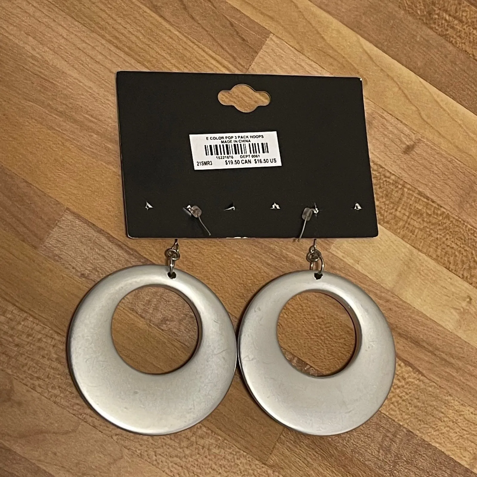 NWT Torrid Woman’s Grey Round Chic Retro Styled Earrings - Image 3