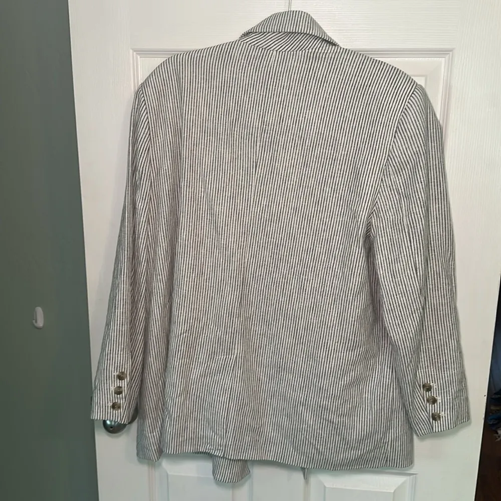 Old Navy Gray Blazer Classic Relaxed Fit - Image 4