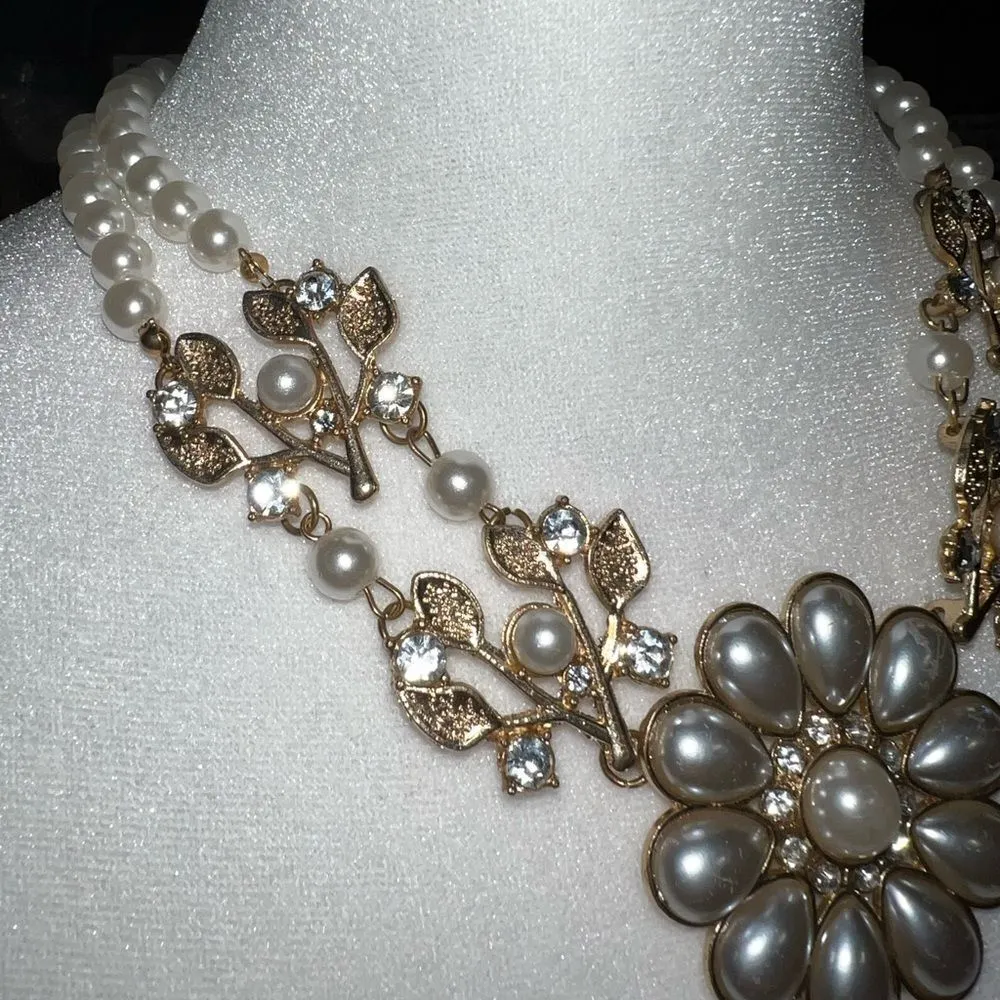 Gorgeous faux pearl/gold rhinestone necklace Gold - Image 10