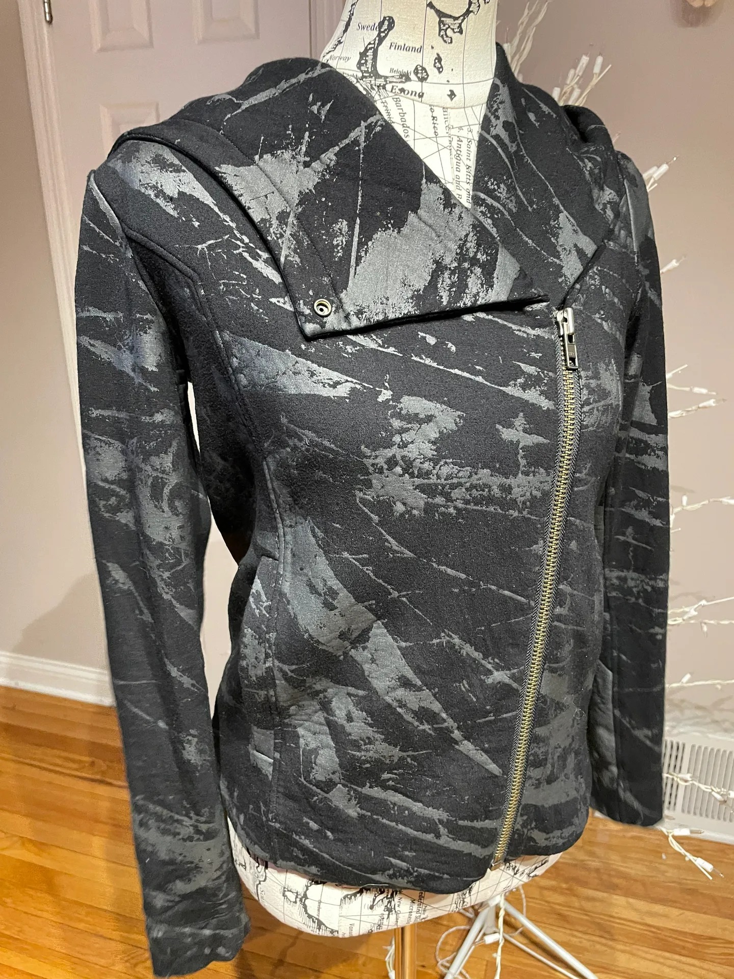 NWOT Tera Abstract Asymmetric zip Moto Print Biker Light Jacket - Image 2