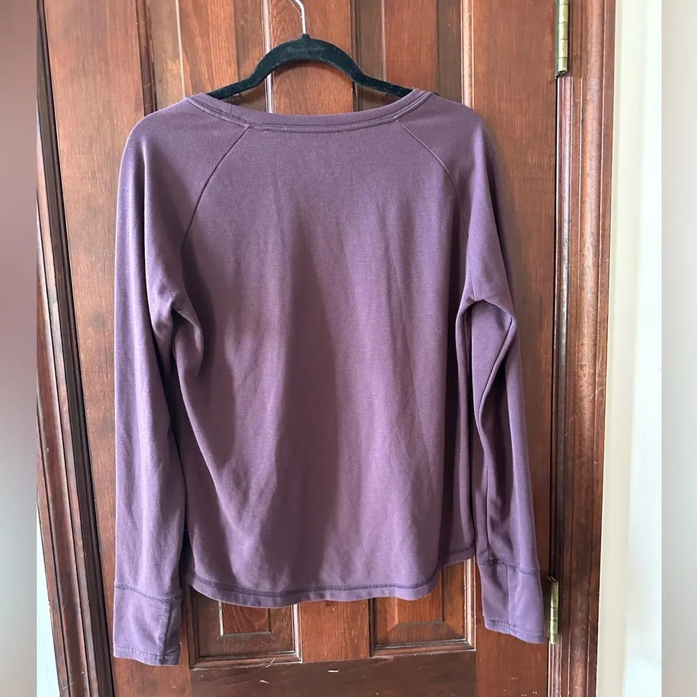 Mountain Hardwear Medium Maroon Long Sleeve Shirt with Thumb Holes - Image 2