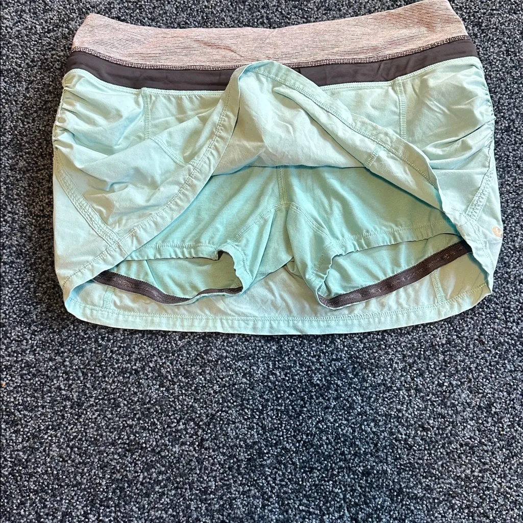 Lululemon size 8 Mint Green Skirt with shorts grey white striped Waistband - Image 2