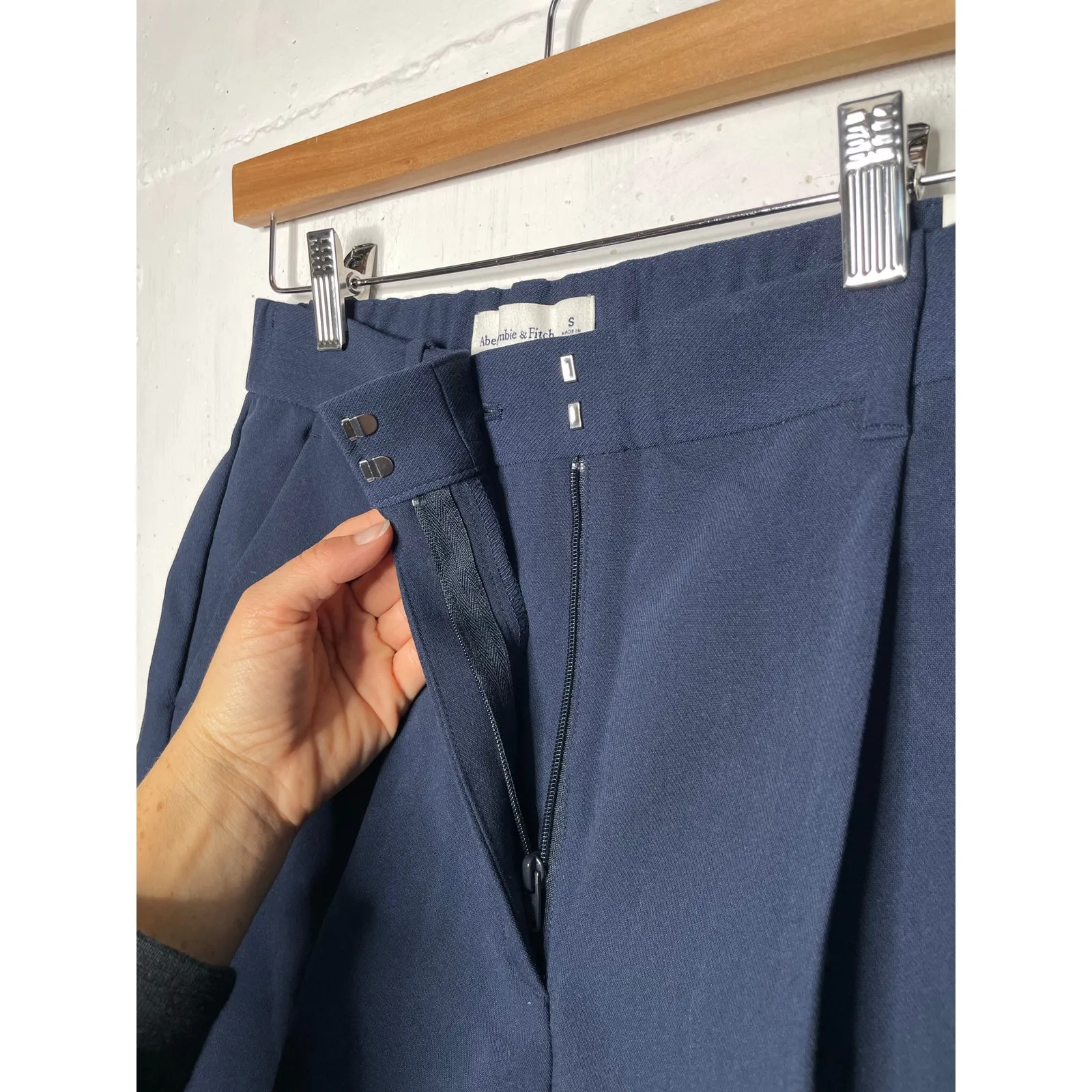 NEW Abercrombie & Fitch Womens Navy Pleated Shorts Size Small High Rise Trouser - Image 4