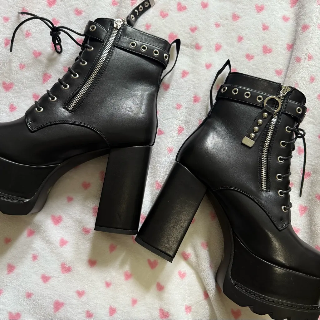 Black lace up heel boots - Image 3
