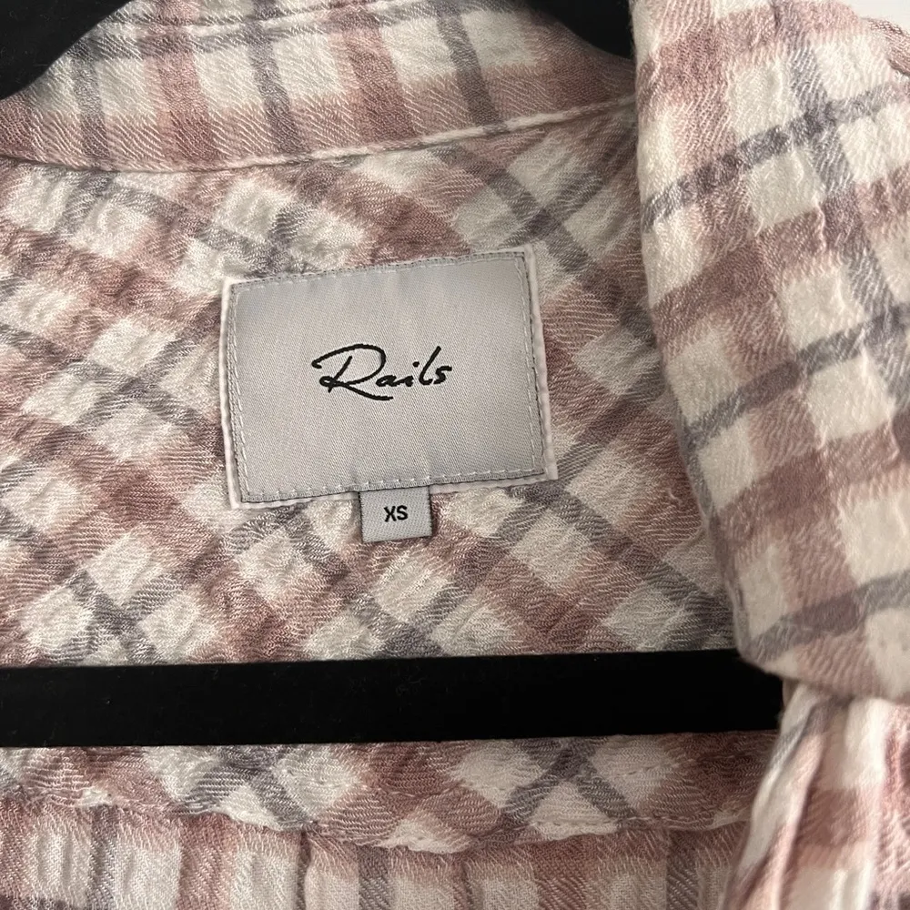 This fabric is amazing, it has a plaid print and a concave and convex feel - Image 5