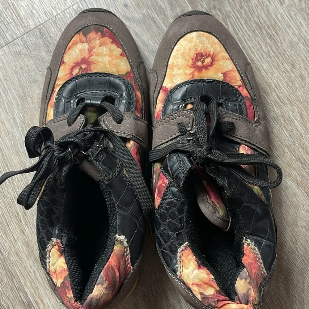 Floral Patterned Women's Sneakers Brown Size 7.5 - Image 8