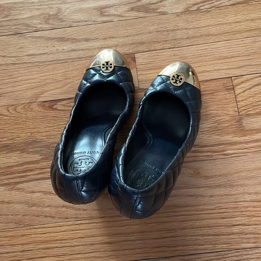 Tory Burch Kaitlin black quilted monogram gold cap toe leather wedges size 7 - Image 12