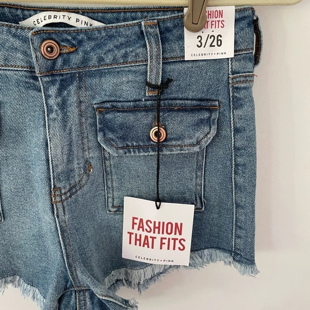 Celebrity Pink Jeans Raw Trim Denim Shorts Stone Wash NWT size 3/26 - Image 2