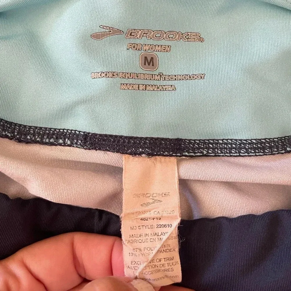 Women’s Brooks Capri length multi-colored leggings, medium - Image 4