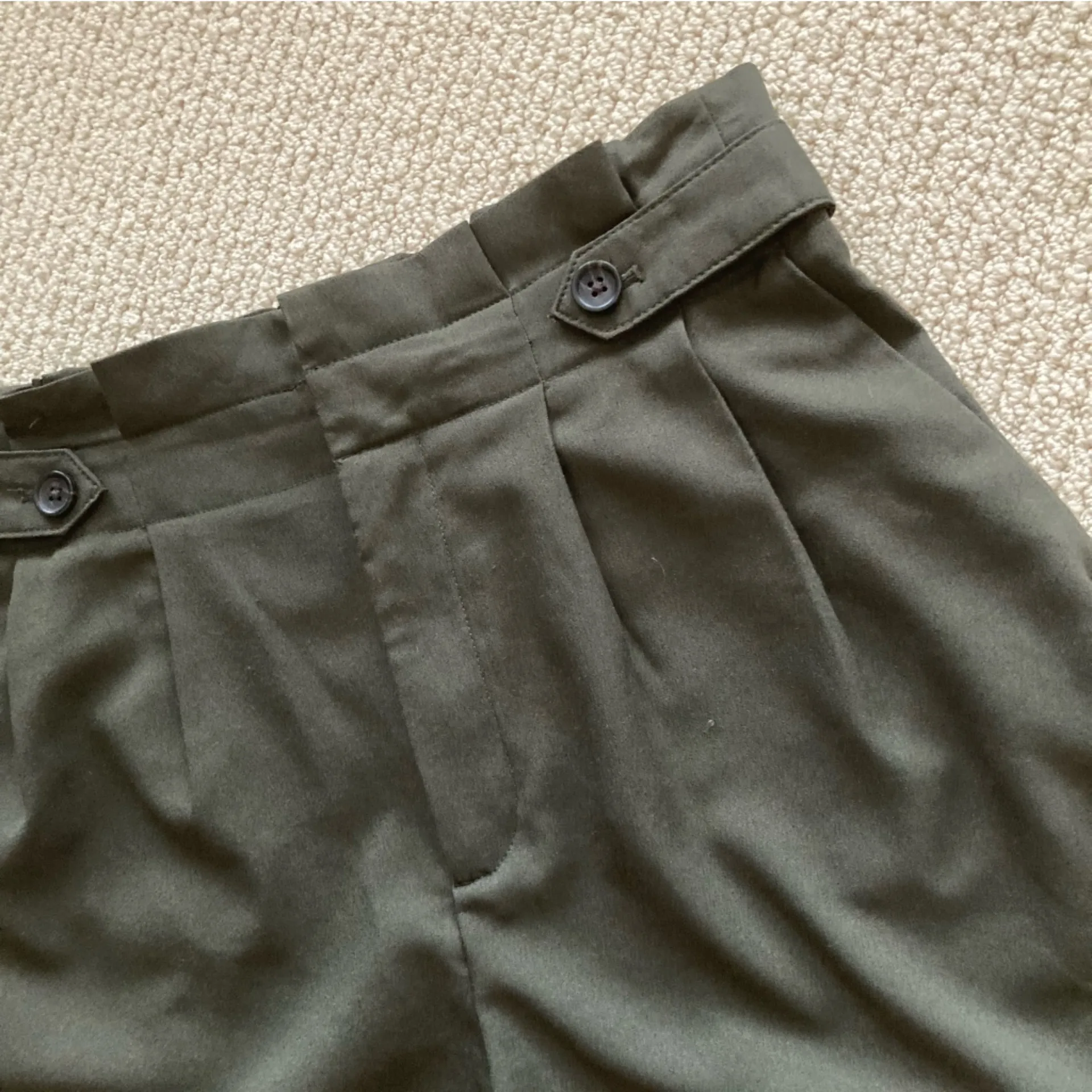 Banana Republic High Rise Pleated Shorts Size 10 Dark Green Bottoms EUC - Image 2