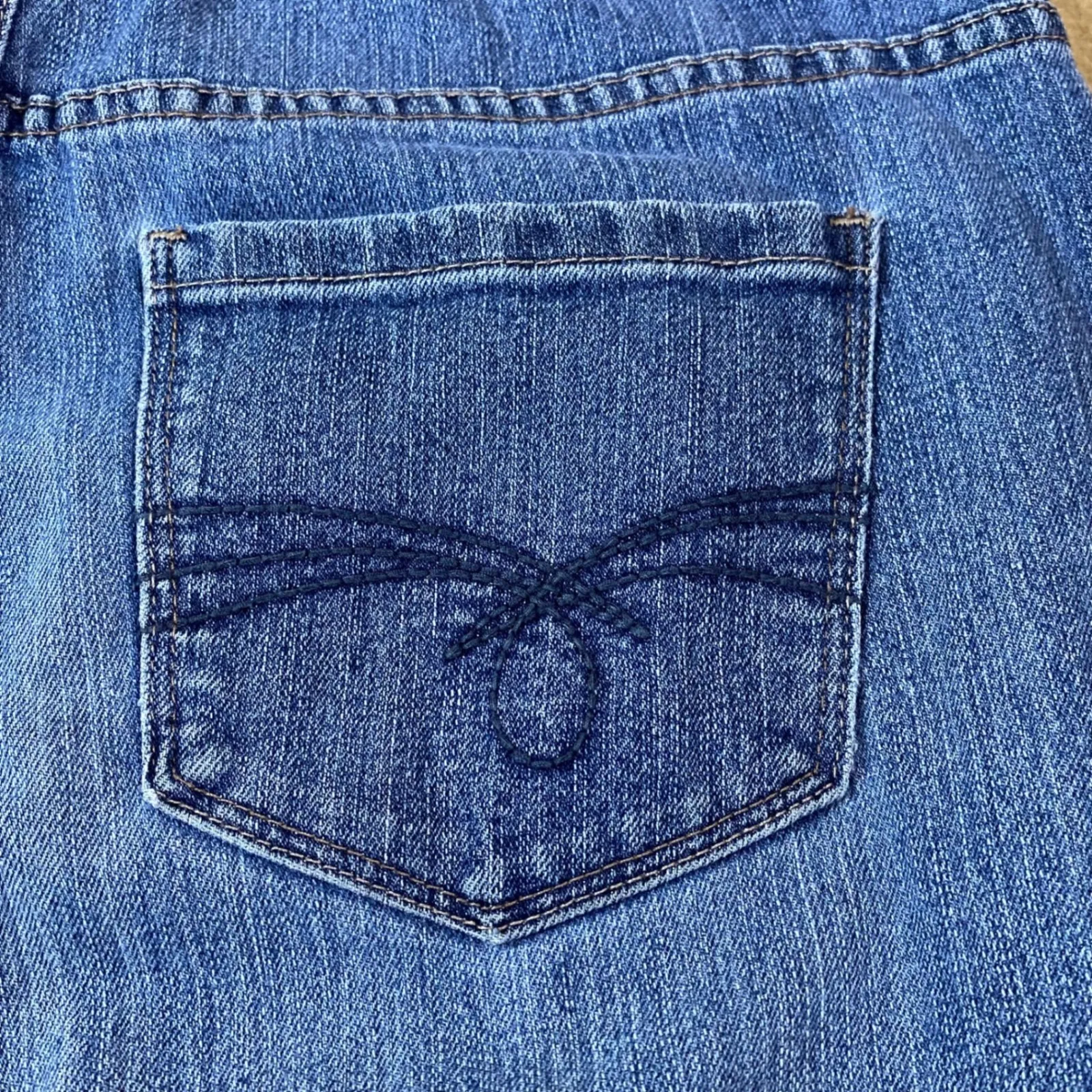 Christoper & Banks Women's Classic Fit Blue Denim Capri Jeans Comfort Size 8 EUC - Image 6