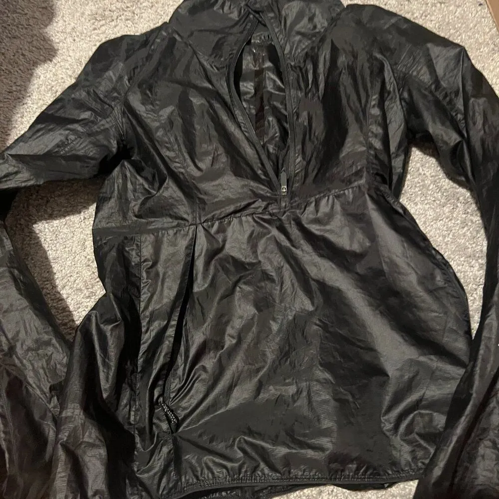 Lululemon  black packable windbreaker raincoat s/m - Image 3