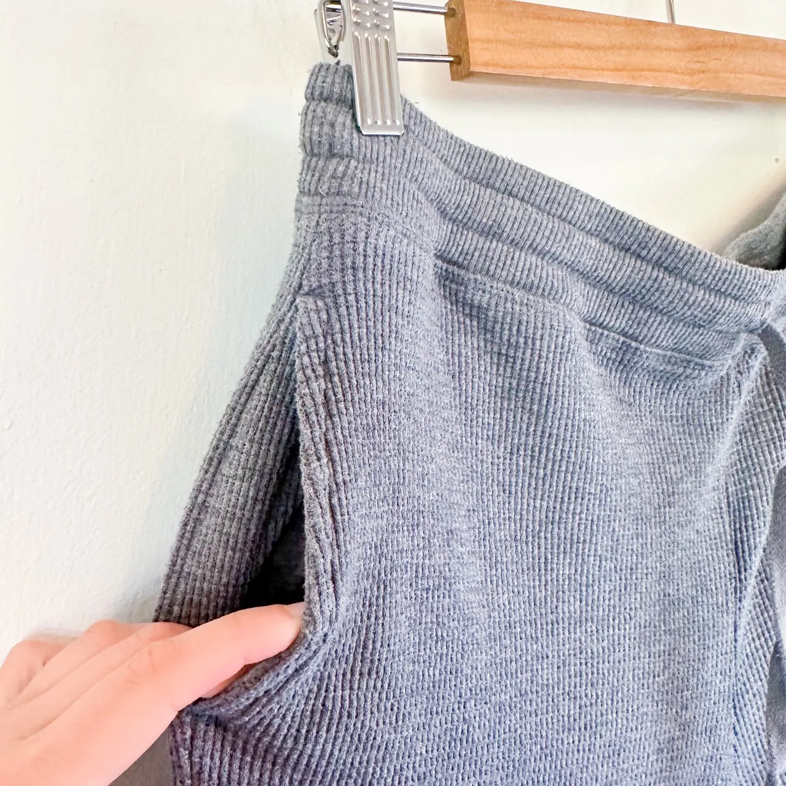 TNA | Aritzia‎ Knit Waffle Drawstring Jogger Sweatpants in Grey size Large - Image 3